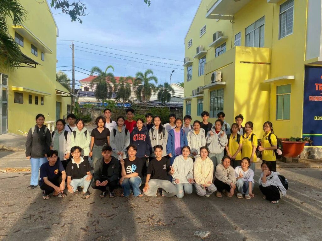 Tổ chức hoạt động dọn dẹp vệ sinh bờ hồ Khoa Kỹ Thuật Và Công Nghệ