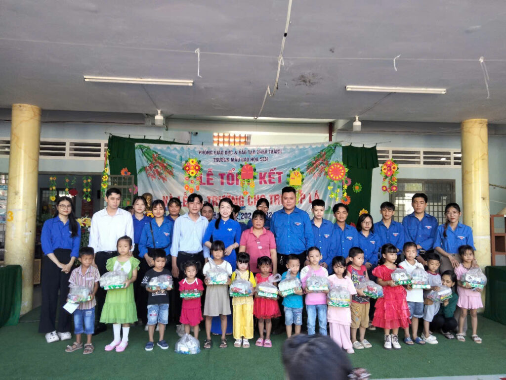 Ấm áp Ngày Quốc tế Thiếu nhi: CLB Hành trình sinh viên lan tỏa yêu thương đến trẻ em Lương Hòa