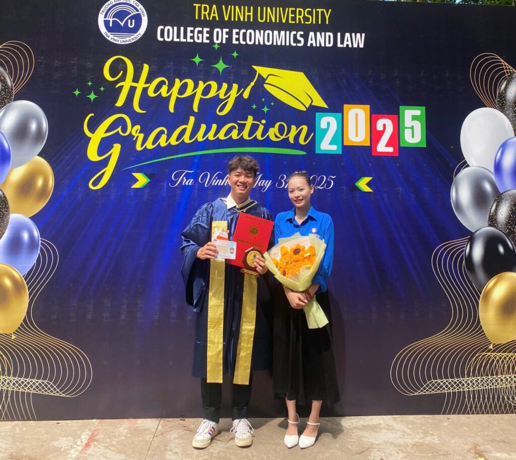 Ban chủ nhiệm CLB Hành Trình Sinh Viên chúc mừng thành viên tốt nghiệp ra trường đợt 31/5-01/6/2025