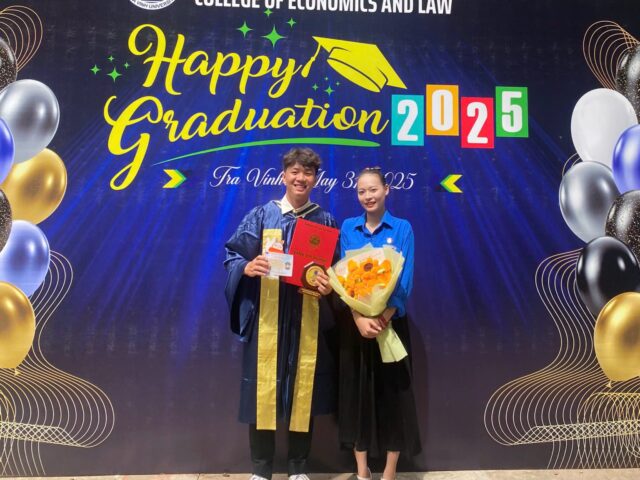 Ban chủ nhiệm CLB Hành Trình Sinh Viên chúc mừng thành viên tốt nghiệp ra trường đợt 31/5-01/6/2025